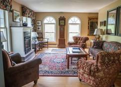 Spacious Cottage in Scenic Vermont Countryside With Trails and Mountain Views - Hinesburg - Living room
