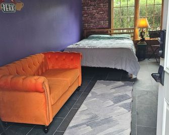 F.R.I.E.N.D.S inspired studio in beautiful Barrington with WiFi, AC - Barrington