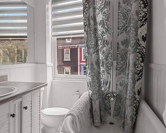 Colorful Charm Jellybean 3br House in St - St. John's - Banyo