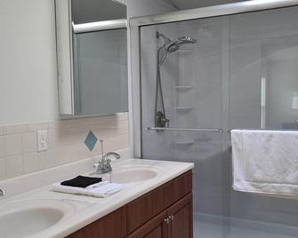 Charming 2-bedroom house in quite Randle with AC, WiFi, outdoor space and more. - Randle
