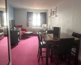 Pictured Rocks Inn & Suites - Munising - Essbereich