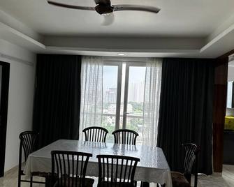 Spacious 3-bedroom apartment in enchanting Hyderabad with WiFi, AC - Hajdarábád - Jídelna