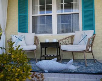 Downtown- Sunshine Cottage and Golf Cart - Southport - Patio