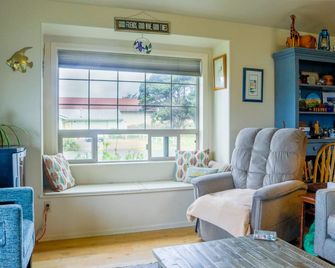Cottage by the Sea June 2-17Available - Yachats - Sala de estar