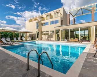 Golden Suites & Spa - Yanya - Havuz