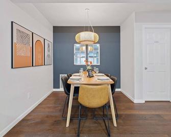 Designer Daylight Basement: Near Edmonds Downtown - Edmonds - Dining room