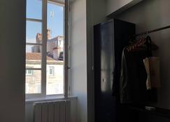 Appartement Typique Proche Vieille Ville - La Rochelle - Room amenity