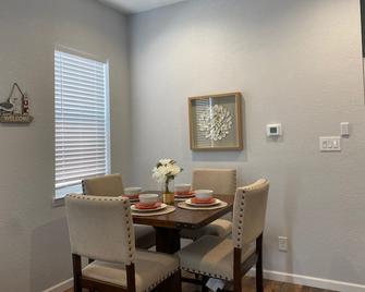 Great location and Balcony Views! Fun in the Sun - Galveston - Dining room