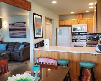 Sunkissed, Est 2015 - 90 Sec Drive to Beach, Firepit, Privacy Fenced Yard, Gardens - Pacific Beach - Cocina