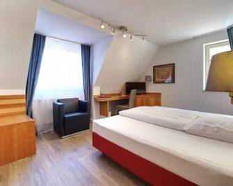Reinhardts Garni Automobilia Hotel - Bietigheim-Bissingen - Slaapkamer