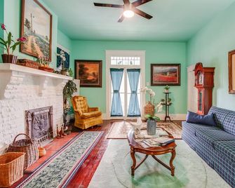 Apt #1 - Great Apt near Riverwalk, Pearl Brewery, Trinity & Ft. Sam Houston - San Antonio - Living room