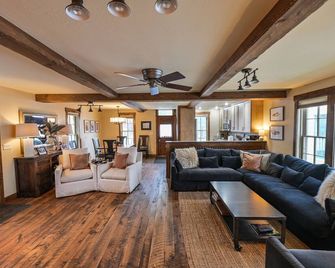 Downtown with 3 Masters + Hot Tub! Convenient & Quiet - Crested Butte - Living room