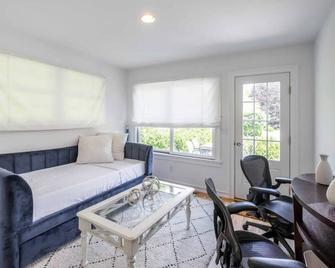Driftwood Cottage By Rovetravel| 3br Quiet Cottage - East Hampton - Living room