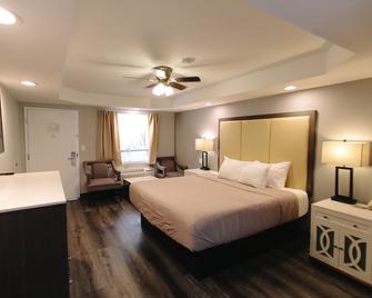 Riverbend Motel & Cabins - Helen - Bedroom