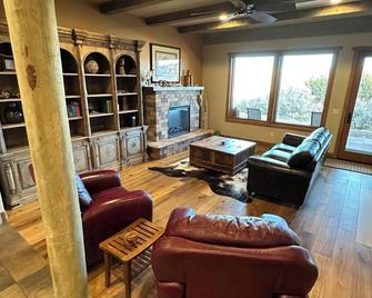 Stay Satori Private Desert Oasis. Brnear Bryce Canyon & Escalante Ut. - Cannonville - Living room