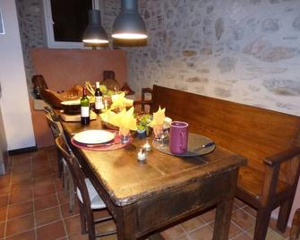 South Aveyron gîte on private riverside, sleeps 6 to 14 people - Brusque - Comedor
