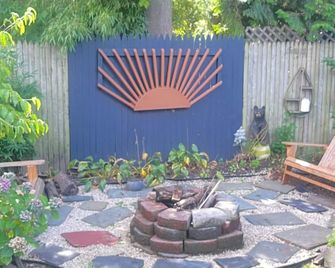 Charming 3 bedroom house- close to the train to NYC, the best beaches and more! - Bellmore - Patio