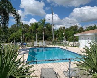 Sebastian Gardens Inn & Suites - Sebastian - Pool