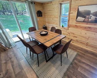 Cozy cabin by lake Wallenpaupack - Lakeville - Dining room