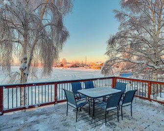 Lakefront Fairbanks Home w/ Private Beach! - Fairbanks - Balcony