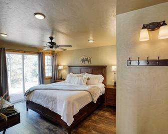 Ponderosa Cabin at Highland Meadows - Hot Springs - Bedroom