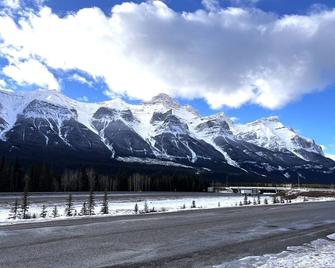 Mountain Retreat Townhouse - 2 mins drive to Banff National Park Gate - Harvie Heights - Building
