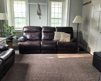 Historic Farmhouse on 44 acres - Ephrata - Sala de estar