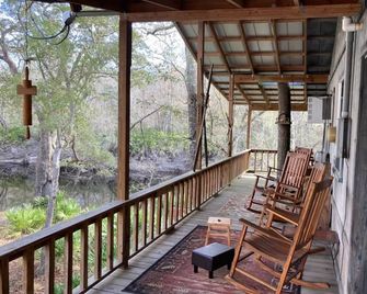 Skip’s Rustic River Cabin near Okefenokee Swamp - Folkston - Balcony