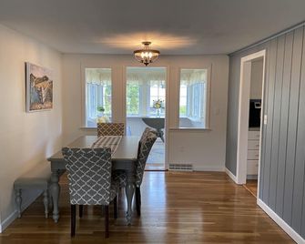 Blue Water Shores Neighborhood walking distance to private inlet - East Falmouth - Dining room