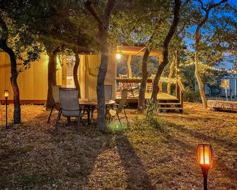 Beautiful Zen Cabin in Canyon Lake! Only 5 minutes from the lake and river! - Canyon Lake - Patio
