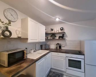 Cosy Moat House Cottage #6 - Pembroke - Kitchen