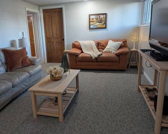 Urban Oasis: Cozy 2-bedroom apartment in the center of Saint Joseph - Saint Joseph - Living room