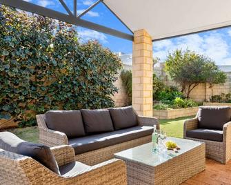 Avalon Beach Escape ~ Family Favourite with Wifi - Wannanup - Patio
