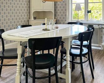 8 person holiday home in Vargön - Vanersborg - Essbereich