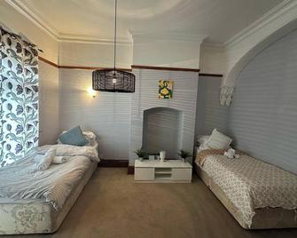 Spacious House- Parking Garden & Central Location - Walsall - Bedroom