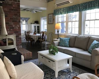 Charming Lakeside OH Cottage with Lake Views, steps to Park & Shopping - Marblehead - Sala de estar