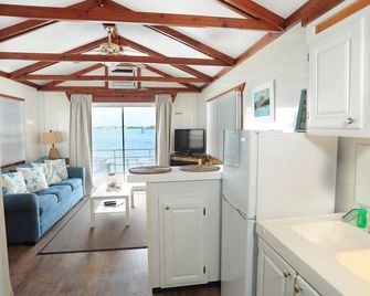 Waterfront Sunset View Aqua Villa At Sea Biscuit @ Mangrove Resort Llc - Tavernier - Salon