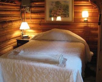 The Love Nest - A Cozy Lakefront Log Cabin - Farmington - Bedroom