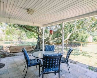 Historic FarmHouse with Goats & Glass Blowing - Hattiesburg - Patio