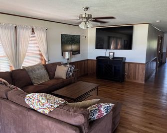 The Horizon House- Entire house only a few minutes away from downtown Brookville - Brookville - Living room