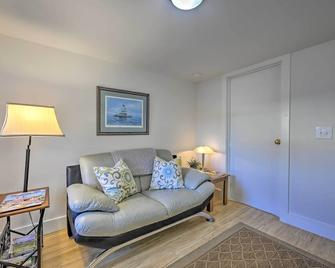 Quaint DT Greenport Apt - 2 Mi to Shelter Island! - Greenport - Living room