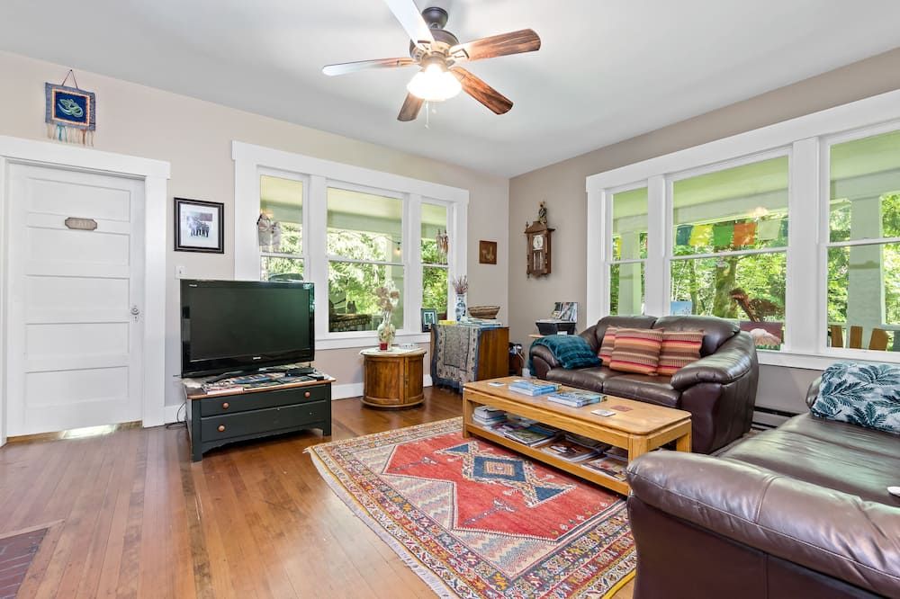 Mountain Meadows Inn & Chalet Suites - אשפורד - סלון