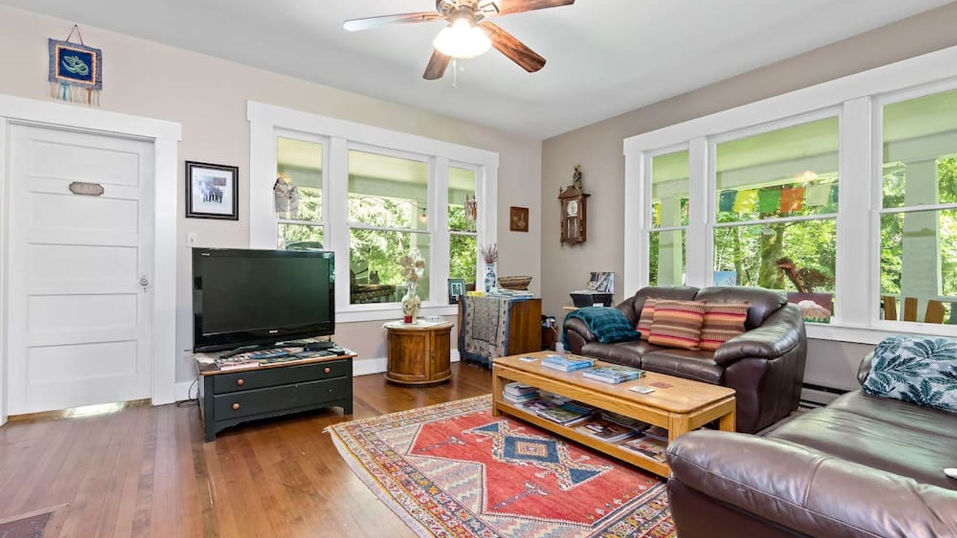 Mountain Meadows Inn & Chalet Suites