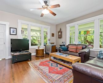 Mountain Meadows Inn & Chalet Suites - Ashford - Salon