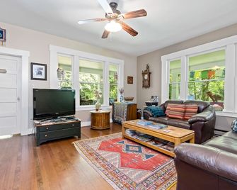 Mountain Meadows Inn & Chalet Suites - אשפורד - סלון