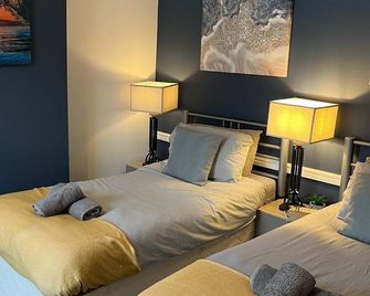 Modernised 4bed stay-away-home in Runcorn sleeps 7 - Runcorn