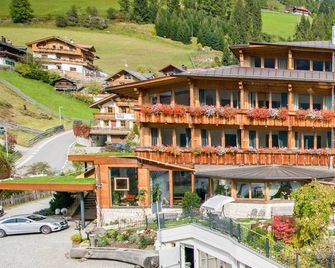 Berghotel - Sexten - Sesto - Building