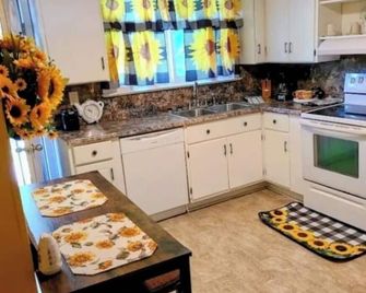 Beautiful 3-bedroom house with AC in Elizabeth City - Elizabeth City - Kitchen