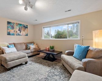 Stylish Game Room and Outdoor Retreat - Fun Escape Awaits - Spokane - Living room