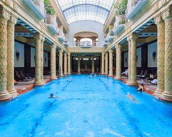 Budapest Museum Central - Budapest - Pool